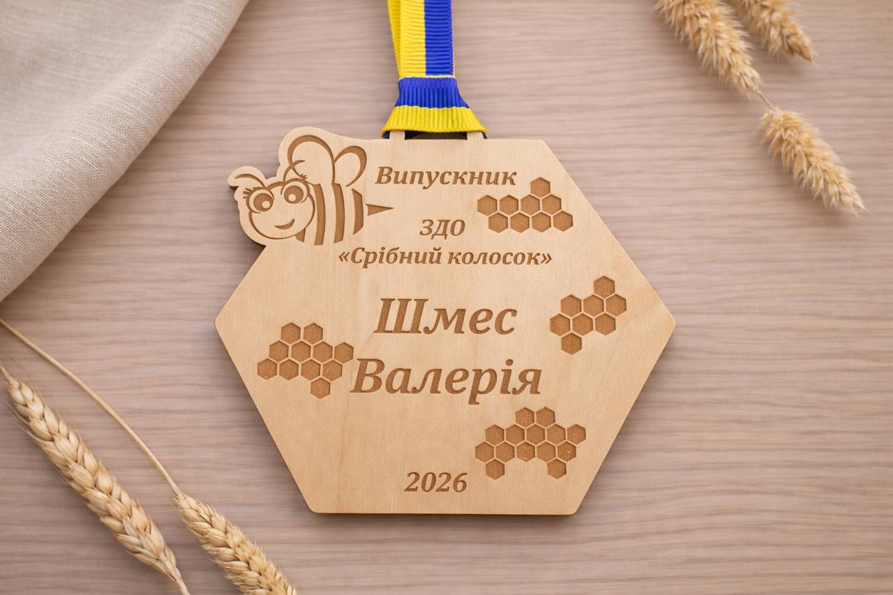 Graduation medal with ribbon, Honeycomb