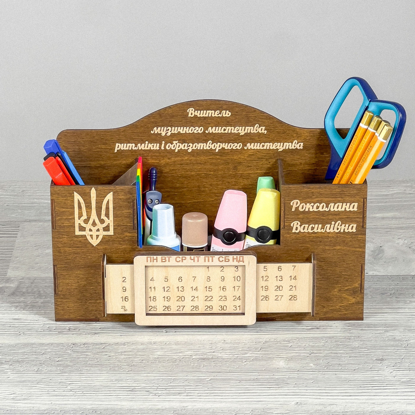 Personalised desk organizer with perpetual calendar