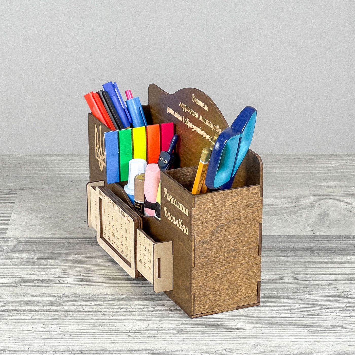 Personalised desk organizer with perpetual calendar