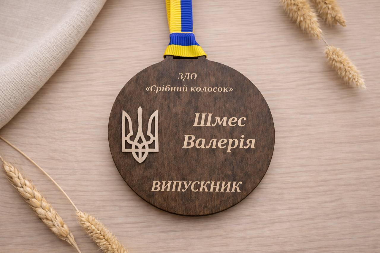 Graduation medal with ribbon, Crest