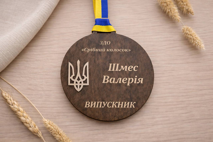 Graduation medal with ribbon, Crest