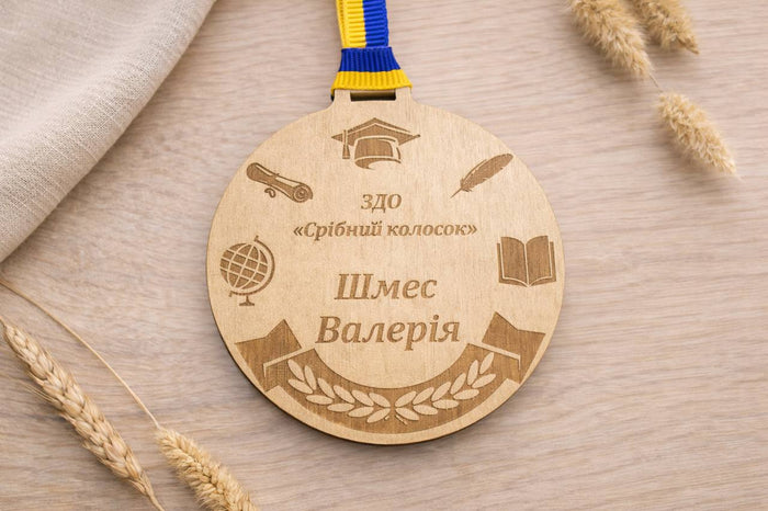 Graduation medal with ribbon 80×80 mm (2)