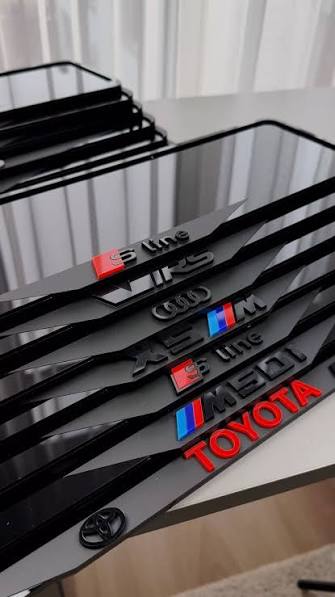 Blade-cut plate frame with custom 3D text