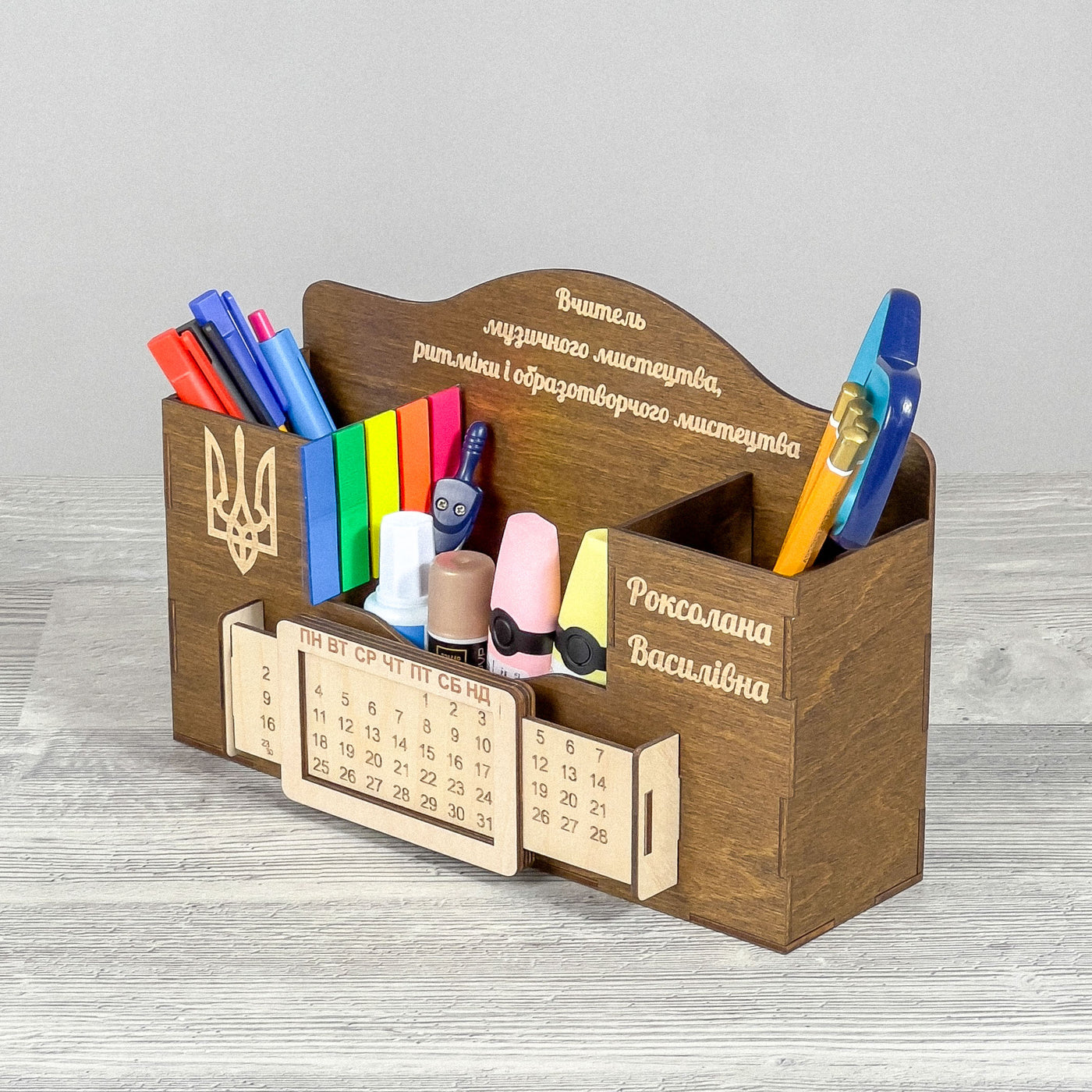 Personalised desk organizer with perpetual calendar