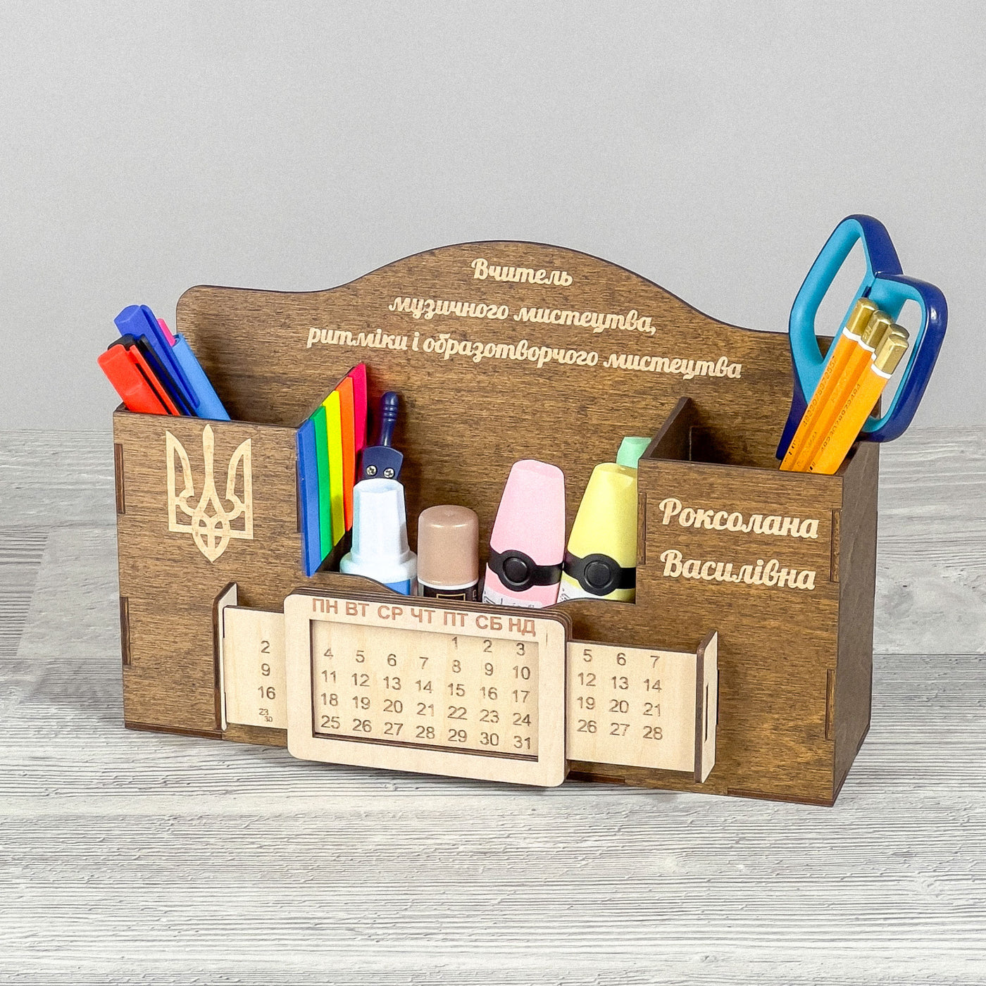 Personalised desk organizer with perpetual calendar