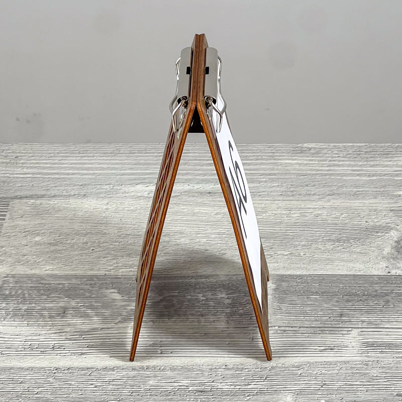 Trays, menu holders & badges